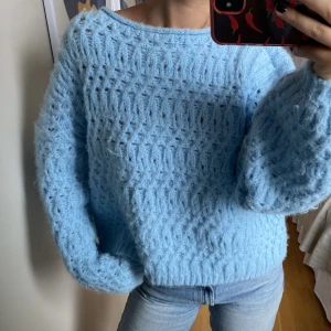 Stickad tröja - Stickad ljusblå tröja. *Köparen står för frakt.