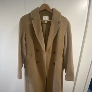Kappa - Varm och skön höstkappa från HM. I storlek xs men passar som S då den är lite lång och oversized och är ullmix. Beige brun i färgen. Nypris 1299kr, pris kan diskuteras.
