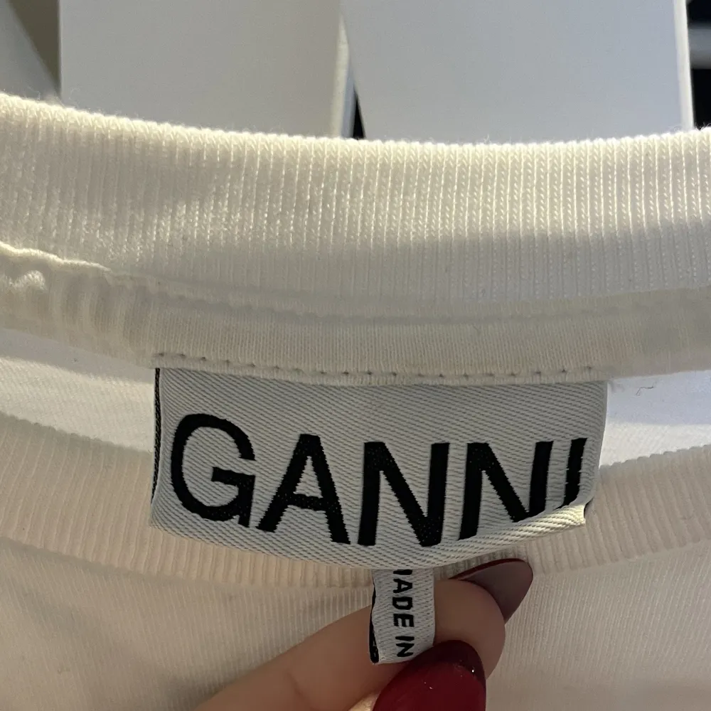 Säljer min super snygga Ganni t-shirt. Storlek s men passar även xs.😍😍 . T-shirts.