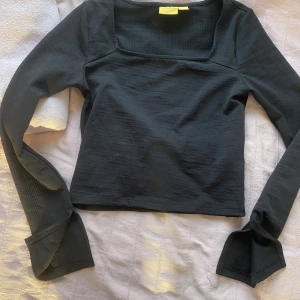 Svart långärmad tröja med slit - Ljuset är lite konstigt, det är inget smuts på den. Fin ”kvadratformaf” urringning. Lite randigt material. Från Gina tricot och är i storlek 158 men passar bra på mig som är en xs. 
