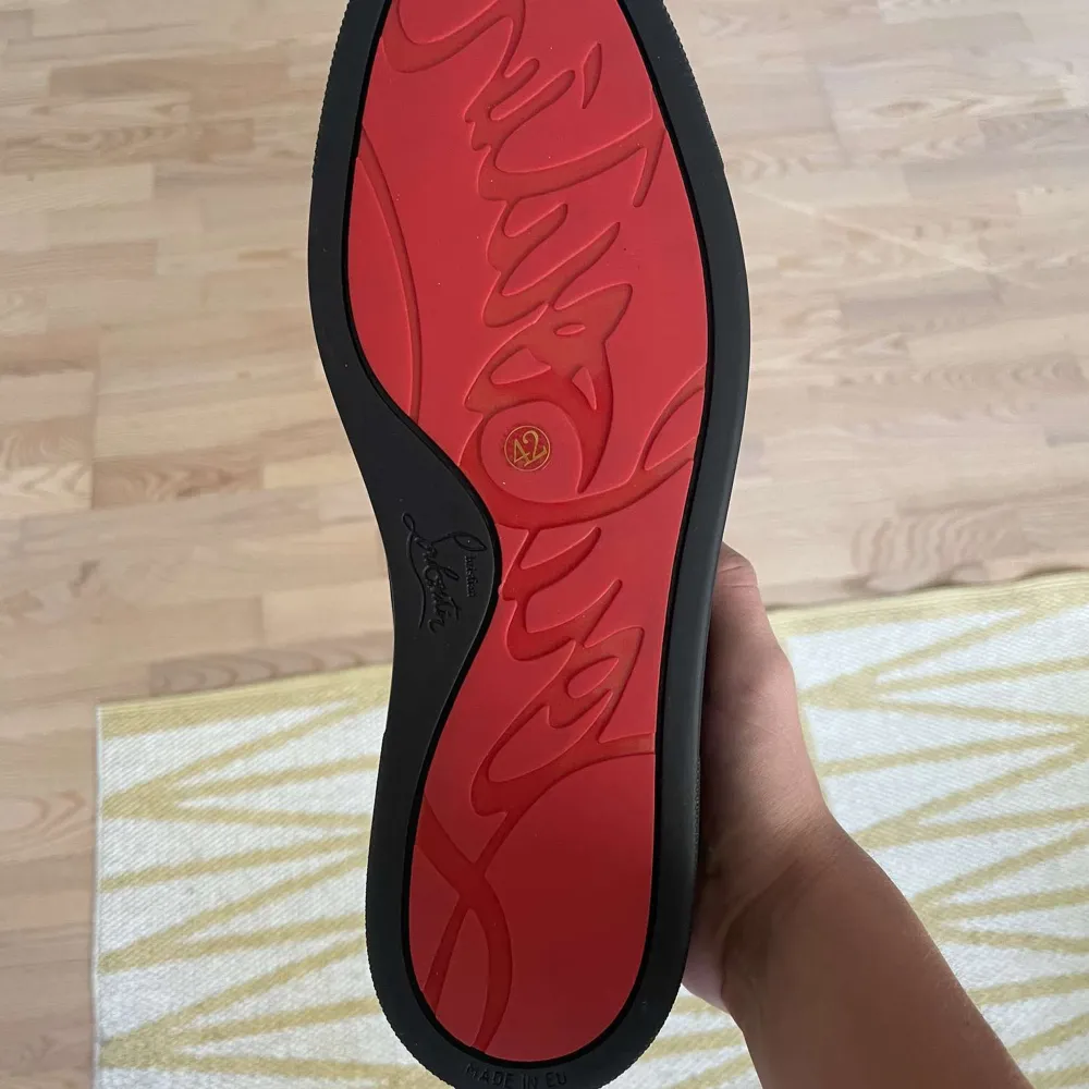 Svarta Louboutin skor i använt skick, bara använda några gånger och säljs pga fel storlek. Kom privat för mer info. Storlek 42 men passar även 43. Skor.