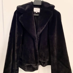 Jacka / fuskpäls  - Fuskpäls från NA-KD, storlek 38. Nypris 899kr, mitt pris 500