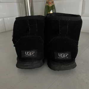Svarta uggs - Svarta low uggs ⚡️ Använt skick men fortfarande fina 💓