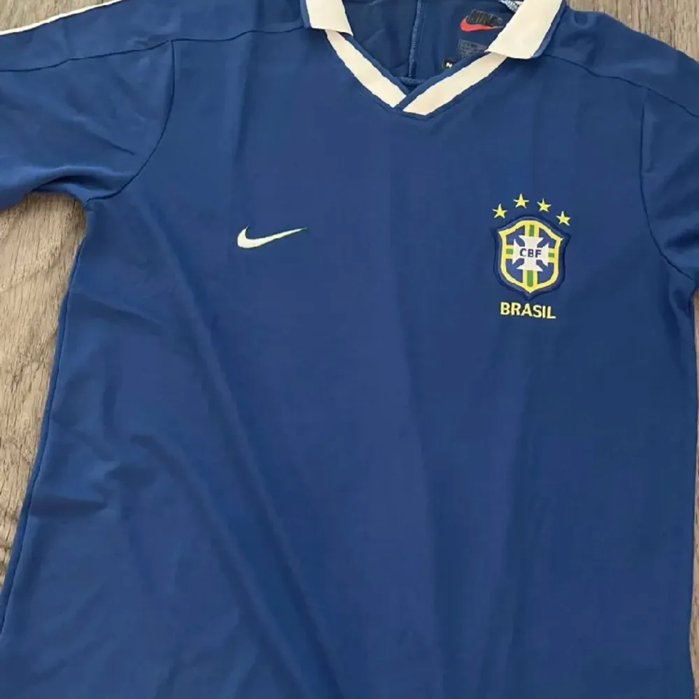 brasilien bortaställ från 1997, knappt använd! Är i god kvalite, kan frakta samt mötas upp, mitt pris är 400kr. T-shirts.
