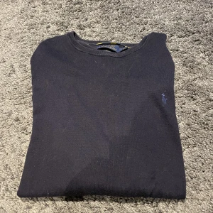 Ralph lauren tröja - En marinblå finstickad Ralph lauren tröja. Nyskick. 