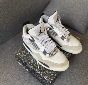 Jordan 4 Military Black - Säljer dessa äkta Jordan 4 för att de ej kommer till användning längre. Finns några defekter, skriv för tydligare bilder på defekterna ☺️ nypris är 6000 men säljer för 2000, priset kan diskuteras!