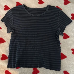 Brandy Melville topp - Mörkblå randig topp/t-shirt från brandy Melville. Använd ett fåtal gånger