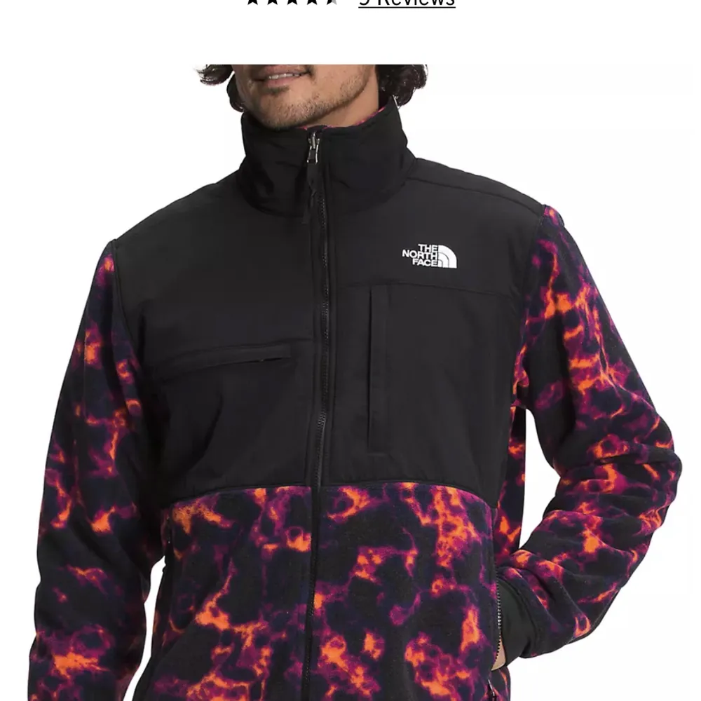 Fleece jacka från The north face med en unik och cool print.  Storlek XS  Den är varm och går bra att använda under både våren och höst/vintern. Bra skick inga fel med den.  Nypris: 1649kr. Jackor.