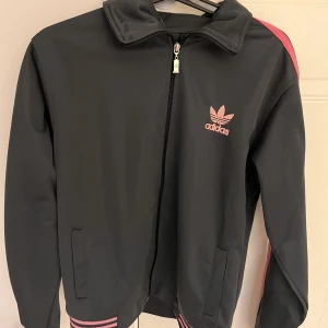 Adidas kofta - Adidas kofta med rosa detaljer i storlek L🤍 Väldigt bra skick 
