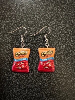 Örhänge med Cheetos  - Nya örhänge med Cheetos. Krokarna är inköpta som nickelsäkra.