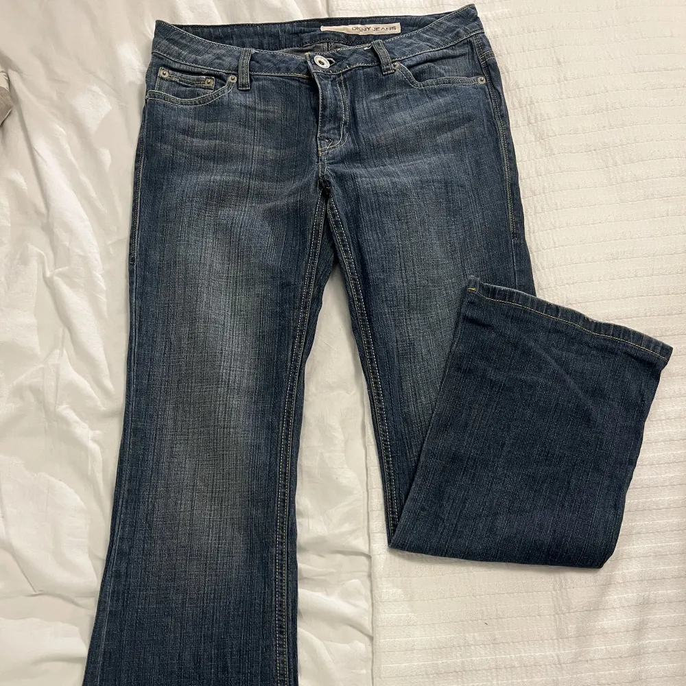 Lågmidjade bootcut jeans från Dkny, vintage. Finns fler bilder på om någon är intresserad, strl 27R. Säljer för 340kr + frakt . Jeans & Byxor.