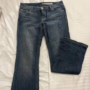 Lågmidjade bootcut jeans från Dkny, vintage. Finns fler bilder på om någon är intresserad, strl 27R. Säljer för 340kr + frakt 