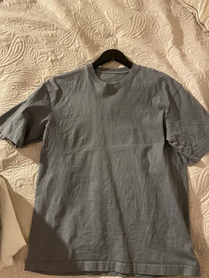 Grå t shirt - Grå t shirt från HM. 