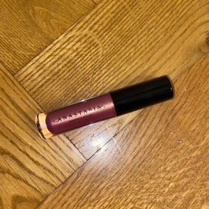 Läppglans | Anastasia Beverly Hills - Ett jättefint läppglans från Anastasia Beverly Hills med shimmer i. Aldrig använt eller testat! Skriv för mer info och bilder.