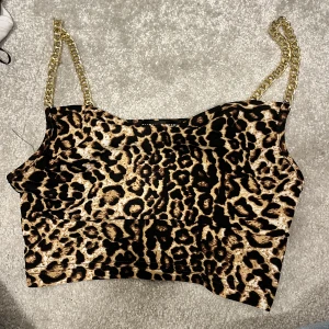 Leopardlinne med kedjor - I fint skick, kedjor som ”band” 💘 