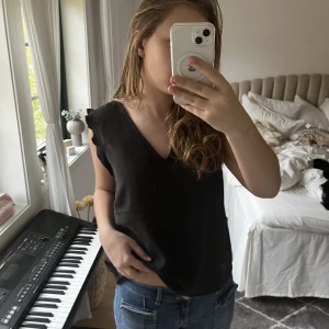 Svart blus  - Fin svart blus från H&M, fint skick använd max 3 gånger och inga defekter💖 !!TRYCK PÅ KÖP NU!!
