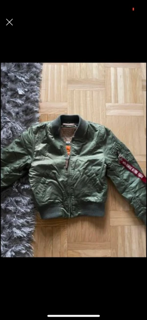 Bomberjacka  - Fin bomberjacka i mycket bra skick. Passar både tjej och kille 