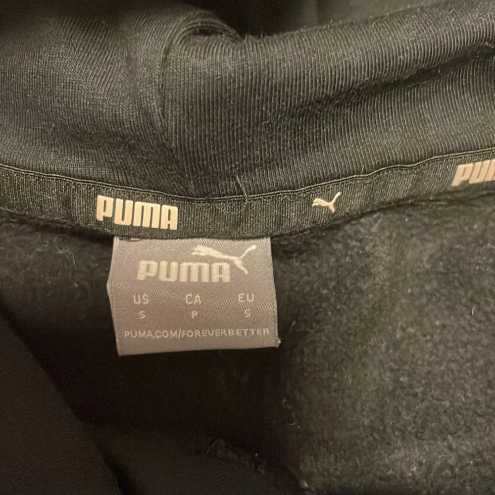 En Puma hoodie i väldigt bra skick som tyvärr inte passade mig. Den är i storlek S priset kan diskuteras! . Hoodies.