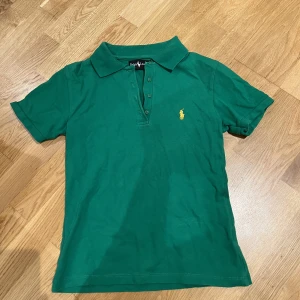Y2k green Ralph Lauren - Grön Ralph Lauren tröja står strl. L men passar xs-s. Väl omhändertagen, använd ett fåtal gånger 