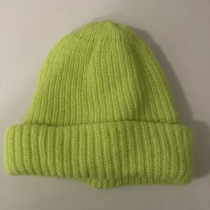 Mössa - Neongrön mössa från NA-KD, oanvänd 