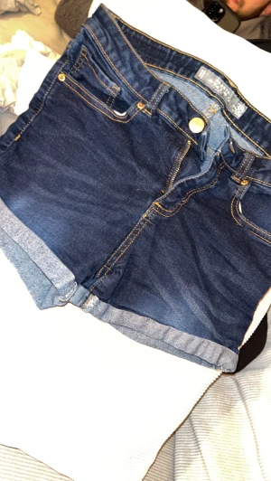 Korta mörkblåa shorts  - Knappt använda jeans shorts 