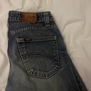 Vintage jeans - Ett par as snygga lee jeans som jag e jätte ledsen över att behöva sälja då de är för små för mej. Fick dom av min mamma som hade dom när hon va ung men de är fortfarande så fina!! De är 24/25 i midjan o 31 i längd. Lågmidjade!!