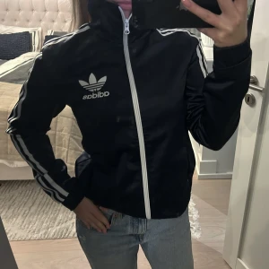 Adidas jacka/tröja - Jättesnygg marinblå Adidas tröja/jacka. Nästintill oanvänd, fint skick. 250 kr <3