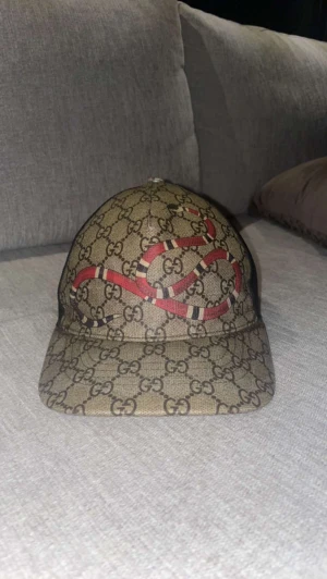 Gucci keps orm - Säljer nu min Gucci keps då jag köpt en ny. Storlek S och den är i bra kondition. Väldigt eftertraktad. Skriv för fler frågor eller funderingar. Mvh Darin