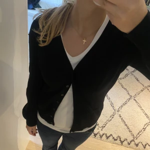 Svart kofta - Säljer denhär söta svarta koftan i bra skick ❤️❤️