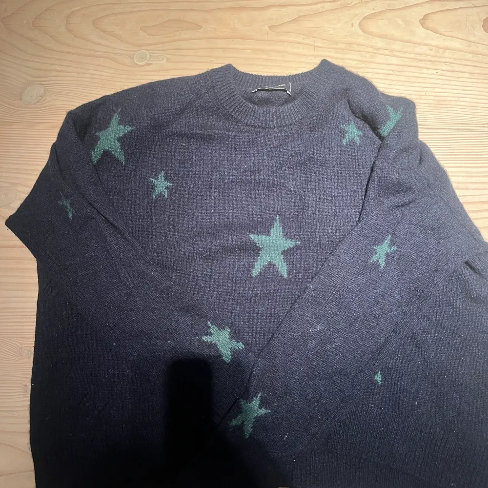 Säljer denna trendiga zadig voltiare tröja med gröna stjärnor❤️. Tröjor & Koftor.