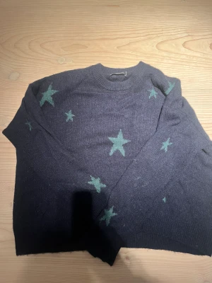 Zadig tröja med stjänor - Säljer denna trendiga zadig voltiare tröja med gröna stjärnor❤️