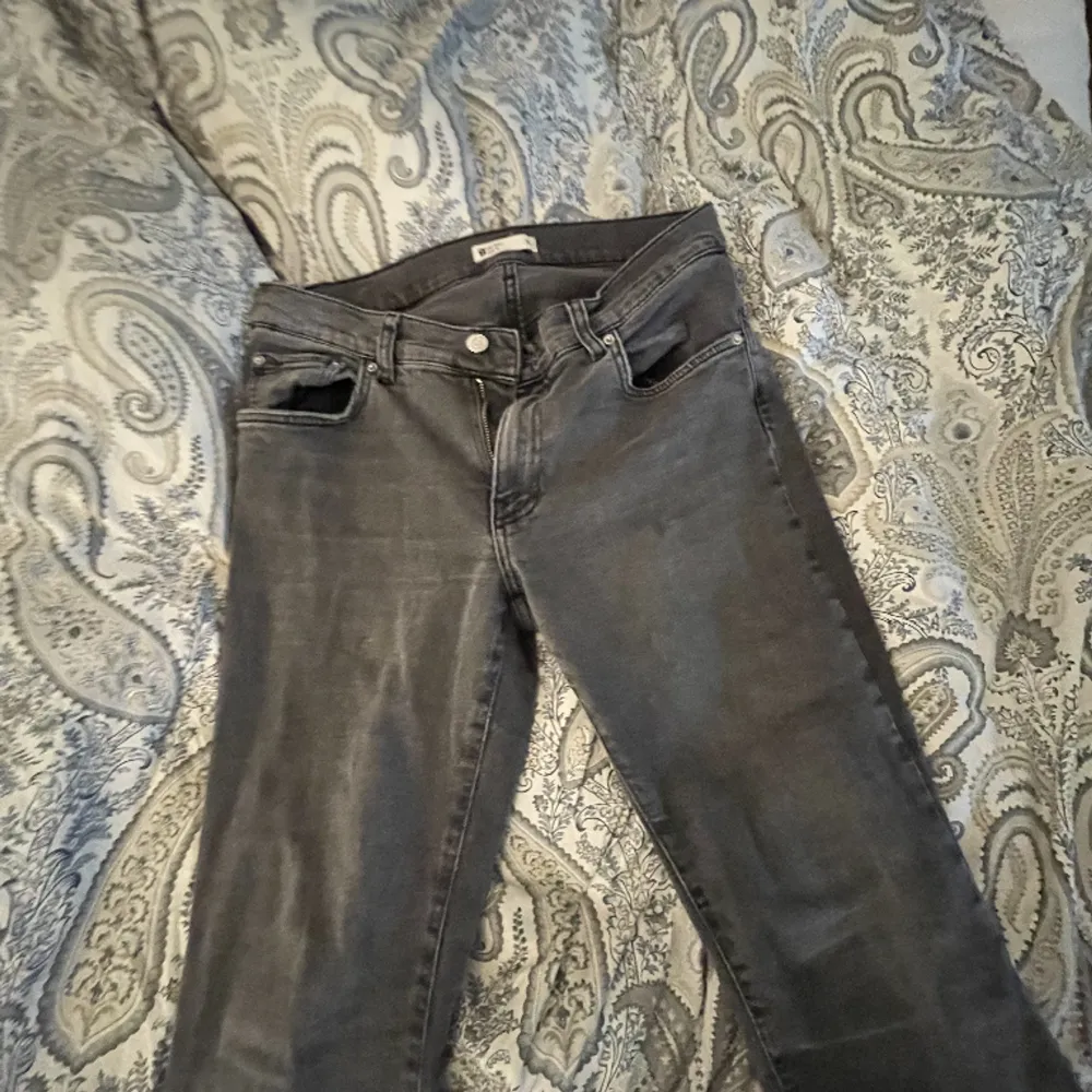 Storlek 38 Låg midjade bootcut Använda men inte slitna💗. Jeans & Byxor.