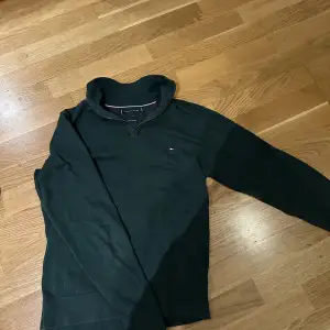 Tjo, säljer nu min feta Tommy hilfiger halv zip cashmere tröja. Tröjan är i gott skick utan några större defekter! Tröjan är köpt för 1700kr från självaste butiken! Mitt pris: 799 Tröjan är i storlek S! 