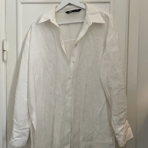Oversized skjorta - Vit oversized skjorta från Zara, endast testad