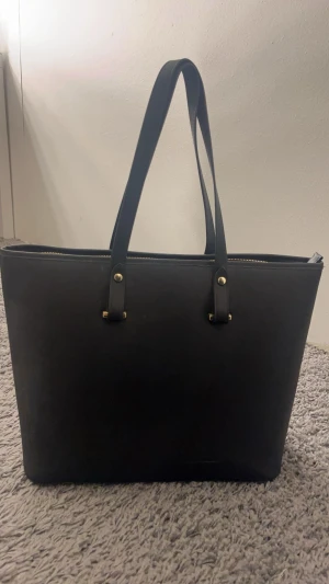 Väska - Säljer min handväska då den aldrig används längre pga att jag har fler. Den har väldigt stort utrymme så man får plats med mycket i den. Inköpt för 400kr och säljer för 200kr då den ser som ny ut och inte har några defekter.🩷