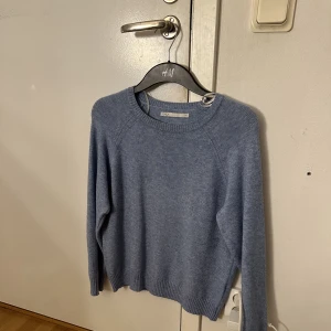 Blå stickad tröja  - Super fin blå stickad tröja ifrån only som använts max 1 gång, alltså används den inte därav säljer jag den 