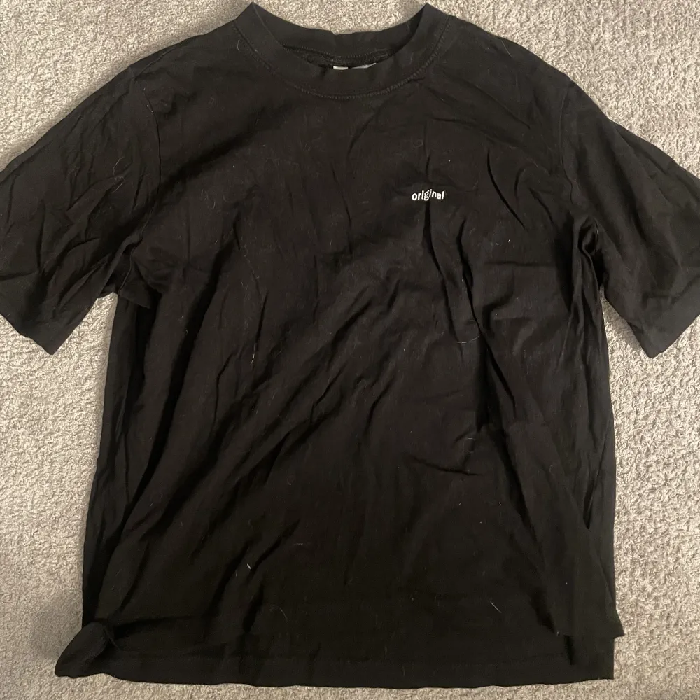 Svart H&M t-shirt. Inte andvänt så många gånger, bra skick. Kommer såklart tvättas innan. . T-paidat.
