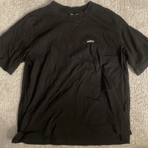 H&M t-shirt  - Svart H&M t-shirt. Inte andvänt så många gånger, bra skick. Kommer såklart tvättas innan. 
