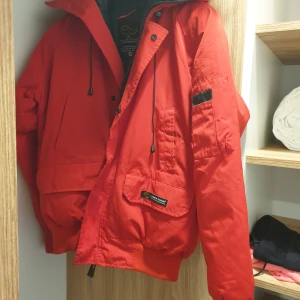 Canada Goose chilliwack  - Den här jackan har vi haft i familjen säkert 10 år om inte mer mer.  Fortfarande i topp kvalitet, fin färg och inte trasig någonstans. Bombermodell så något kortare men du håller dig varm. Storlek S men stor i storlek, runt 40 beroende på hur man ha den