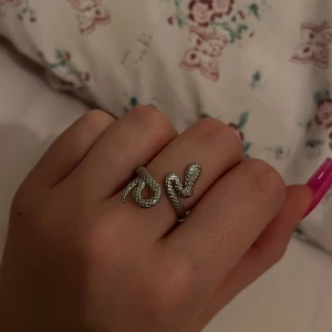 ormring  - en justerbar ormring i silver💗