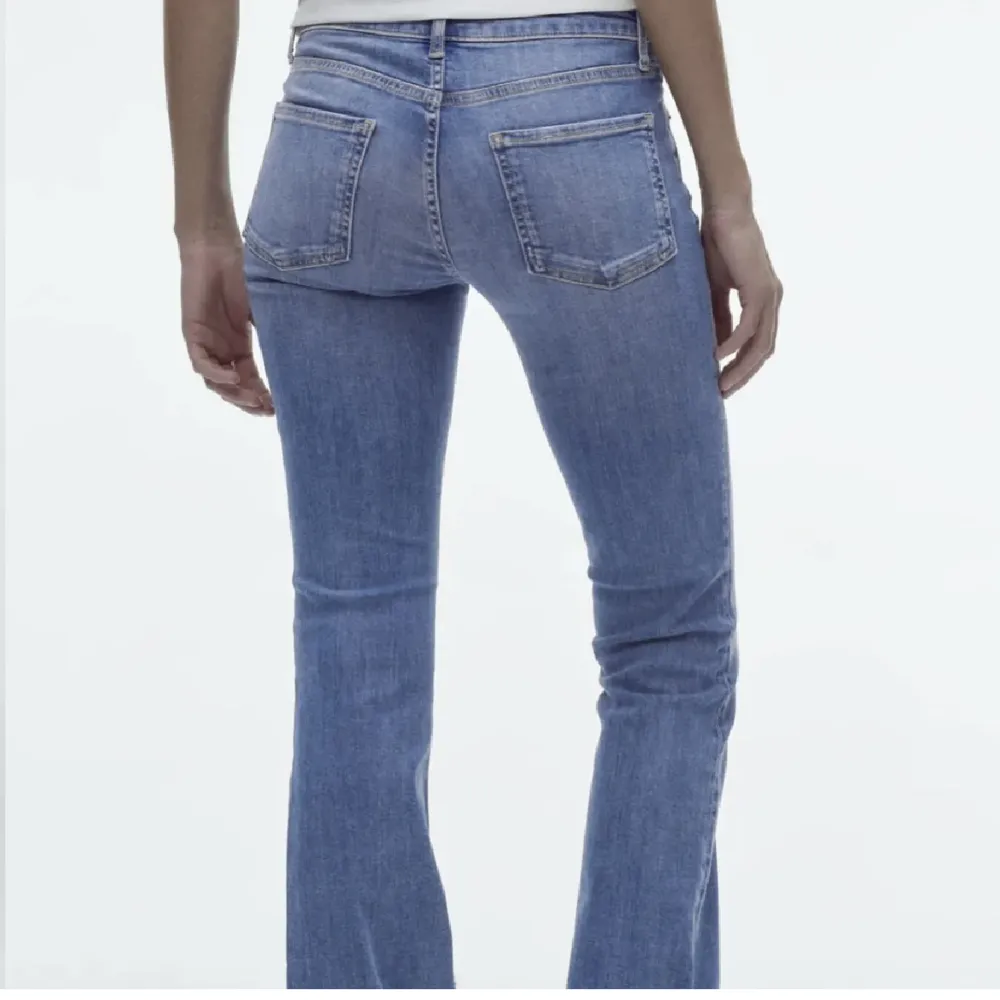 Fina zara jeans i modellen low rise bootcut i stl 38. Färgen ”blå”. Säljs då de ej kommer till användning. Endast använda ett fåtal ggr och säljs inte längre på deras webbsida. . Jeans & Byxor.