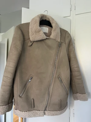 Mocka kappa - Hej! Säljer denna fina mocka kappan ifrån Zara, skärp finns med bara att det inte fanns på bild.