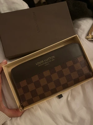 Plånbok  - Jättefin plånbok i jättefint skick då den aldrig är använd. Pris 400