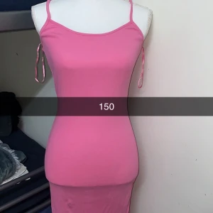 Jätte fin klänning o älskar hur den e på kroppen  - En jätte fin Rosa klänning o lång så den e jätte bra o man kan gå med den inga konstigheter 