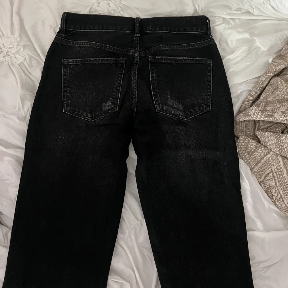 Fina svarta jeans som är lite stora i storleken. Jätte fina men använda inte och har nog använts 1-2 gånger. Inga defekter. Jeans & Byxor.