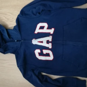 Tröja  - En tröja som inte kommer till användning längere 🥰förlåt för min kamera skriv gärna och fråga om fler bilder🤗