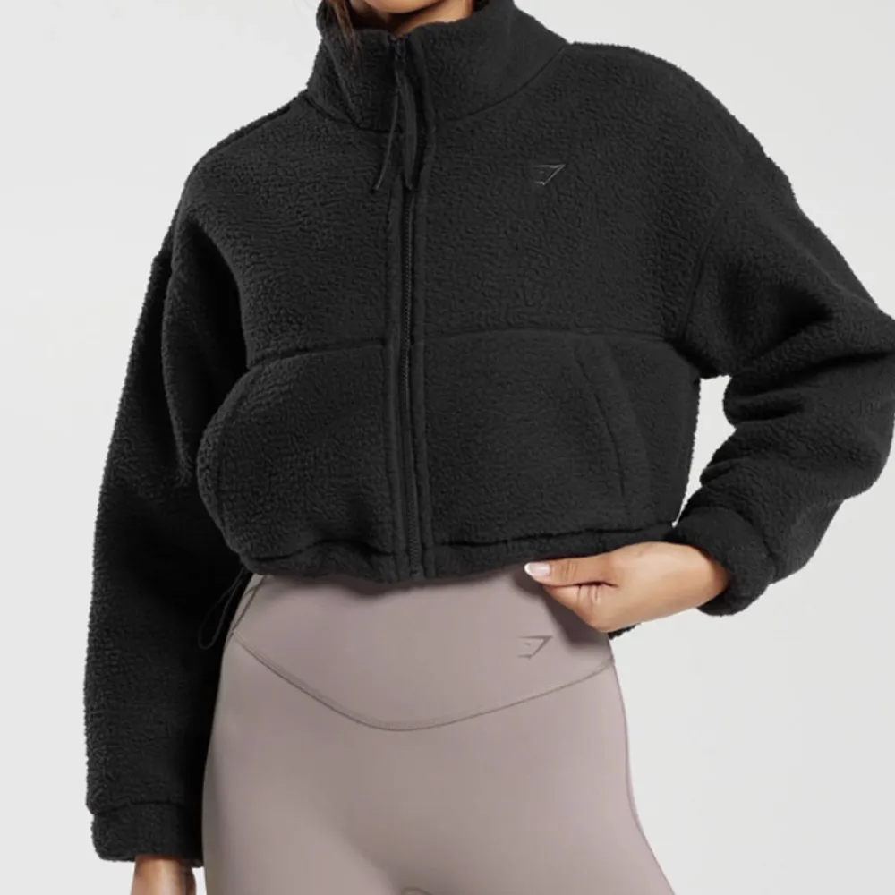 Gymshark fleece jacka i storlek xs oanvänd bara provat den. Jackor.