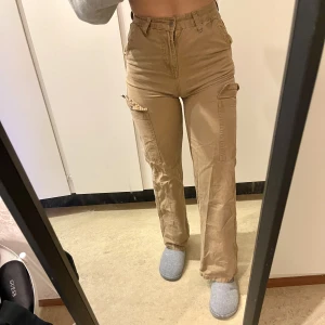 Crago byxer - Snygga cargo byxer från shein, den är i jätte bra skick och passar utroligt bra på kroppen. Säljer den pga jag byter stil. 