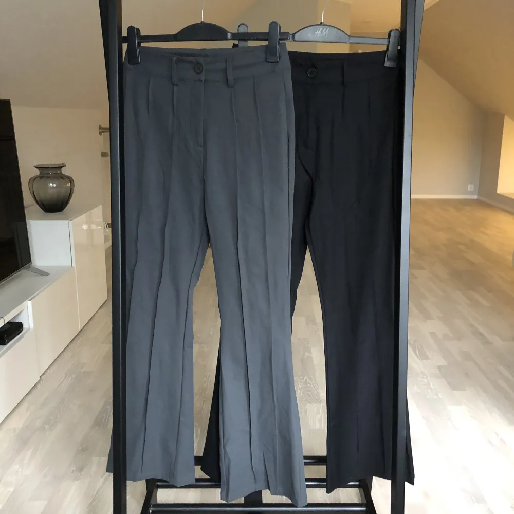Simpla kostymbyxor från Shein finns både svart och grått båda 150.. Jeans & Byxor.