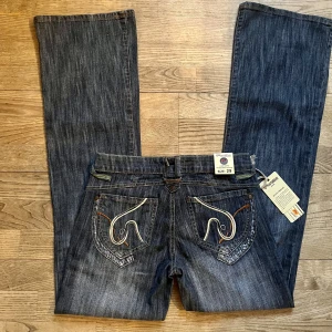 Lågmidjade jeans  - Helt nya Lågmifjade jätte coola jeans med lapparna kvar! Midjemått 38cm, innerbenslängd 86cm❤️‍🔥. Köp med Swish då köp nu funktionen inte funkar för tillfället❤️